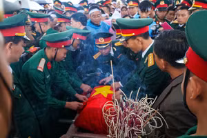 Lễ an táng liệt sỹ quê Nghệ An hi sinh khi làm nhiệm vụ cứu nạn ở Thủy điện Rào Trăng 3 tại Nghĩa trang liệt sỹ TP Vinh.