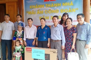 Khánh thành và bàn giao nhà "Mái ấm Công đoàn" cho thầy Vừ Bá Lầu