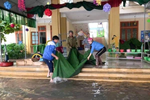 Đoàn thanh niên giúp trường học tại huyện Hưng Nguyên, Nghệ An sơ tán đồ dùng, đồ chơi cho trẻ.