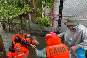 Lực lượng chức năng TP Vinh (Nghệ An) sơ tán người dân khối 13 phường Bến Thủy khỏi nhà bị ngập sâu