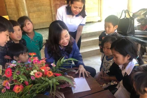 Cô và trò tại điểm bản Piêng Cọc, Trường Tiểu học Mai Sơn (Tương Dương - Nghệ An) trong ngày tết nhà giáo.