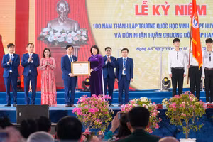 Phó Chủ tịch nước Đặng Thị Ngọc Thịnh trao Huân chương Độc lập hạng Nhì cho Trường Quốc học Vinh - THTP Huỳnh Thúc Kháng.