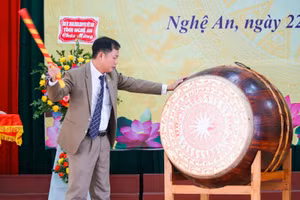 Ông Phạm Hữu Truyền - Hiệu trưởng Trường ĐH Sư phạm Kỹ thuật Vinh đánh trống khai giảng năm học 2020 -2021.