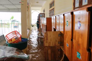 Trường Mầm non Thanh Hà (huyện Thanh Chương, Nghệ An) vẫn đang ngập sâu trong nước