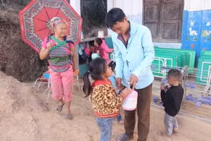 Trẻ tự mang cơm đến lớp tại điểm bản Huồi Pốc, Trường Mầm non Nậm Cắn 2, huyện Kỳ Sơn, Nghệ An.