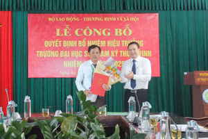 Thứ trưởng Bộ Lao động Thương binh và Xã hội - Lê Văn Thanh - trao Quyết định bổ nhiệm Hiệu trưởng Trường ĐH SPKT Vinh cho TS. Phạm Hữu Truyền