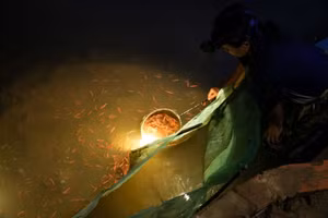 Ngày cao điểm rươi mọc đỏ ruộng, người dân xã Châu Nhân (huyện Hưng Nguyên, Nghệ An) thu về cả chục triệu.