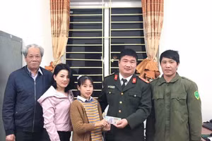 Em Ngô Thị Hồng Hà và gia đình giao nộp số tiền 23 triệu đồng cho công an.