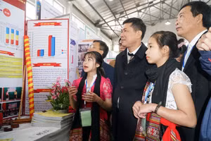 Học sinh Trường Phổ thông DTNT THCS Quỳ Châu, Nghệ An giới thiệu về dự án bảo tồn dân ca dân tộc Thái.