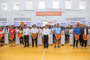 Ban tổ chức trao cờ lưu niệm cho 32 đội tham gia Hội thao truyền thống ngành giáo dục và đào tạo Nghệ An lần thứ 8