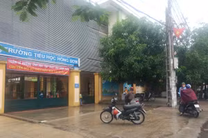 Trường Tiểu học Hồng Sơn (TP Vinh, Nghệ An) thông báo cho học sinh nghỉ học sáng nay (14/10)