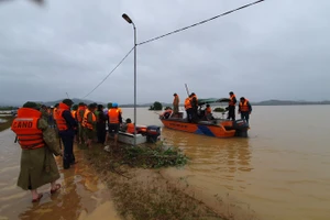 Lực lượng cứu hộ dùng xuồng, cano tiếp cận các khu vực bị cô lập do nước lũ tại Nghệ An.