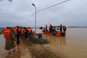 Lực lượng cứu hộ dùng xuồng, cano tiếp cận các khu vực bị cô lập do nước lũ tại Nghệ An.