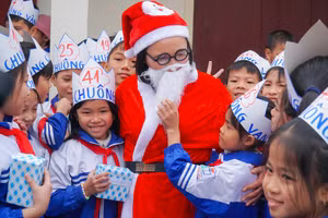 Học sinh Trường Tiểu học Quỳnh Lâm B (huyện Quỳnh Lưu, Nghệ An) vui nhận quà của "ông già Noel".