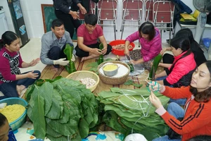 Người dân Nghệ An gói bánh chưng, tập kết lại để kịp vận chuyển vào cho bà con vùng lũ.