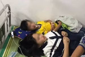 Nhóm học sinh bị ong đốt được truyền giải độc tại cơ sở y tế