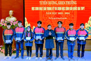 Giám đốc Sở GD&ĐT Phú Thọ khen thưởng học sinh đạt giải quốc gia