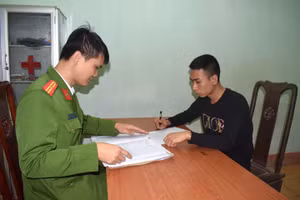 Công an huyện Sơn Dương làm việc với đối tượng Độ. Ảnh: Công an huyện Sơn Dương