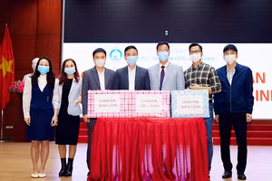 Ban giám hiệu tiếp nhận sách từ cựu học sinh. Ảnh: Trường THPT Chuyên Vĩnh Phúc