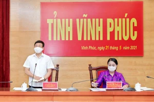 Bí thư Tỉnh ủy Vĩnh Phúc Hoàng Thị Thúy Lan (bìa phải) và Chủ tịch UBND tỉnh Lê Duy Thành. 