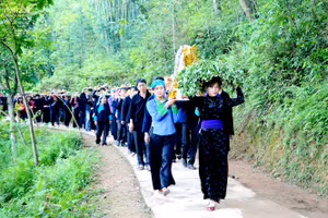 Lễ dâng hương miếu Ông, miếu Bà tại Lễ hội Chợ Phong lưu Khâu Vai. Ảnh: Kim Tiến