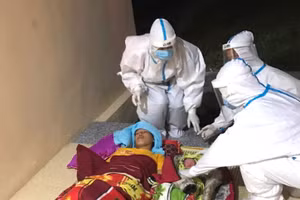 Nhân viên y tế chăm sóc sức khỏe cho 2 mẹ con sản phụ. Ảnh: Hữu Lanh (Bộ đội Biên phòng tỉnh Hà Giang)