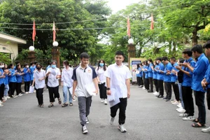 Các thí sinh điểm thi Trường THPT Chuyên Hùng Vương ra về sau khi hoàn thành bài thi cuối cùng của kỳ thi tốt nghiệp THPT