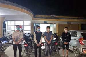 Nhóm thanh, thiếu niên cùng phương tiện bị bắt giữ trong vụ việc. Ảnh: Công an TP Tuyên Quang
