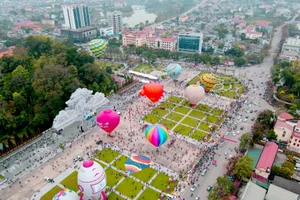 Lễ hội khinh khí cầu quốc tế Tuyên Quang thu hút đông đảo du khách