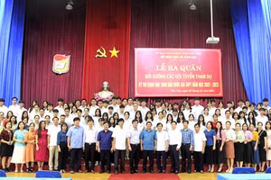 Lãnh đạo Sở GD&ĐT Phú Thọ chụp ảnh lưu niệm với giáo viên bồi dưỡng và học sinh tại lễ ra quân các đội tuyển dự thi HSG quốc gia