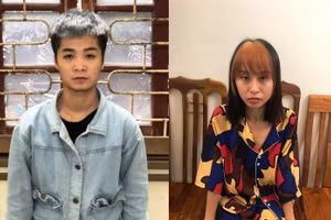 Đối tượng Hoàng Mai Ly (bên trái ảnh) và Phí Thị Việt Trinh tại cơ quan công an. Ảnh: Công an thành phố Tuyên Quang