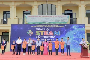 Các đại biểu cùng Ban tổ chức trao cờ lưu niệm cho đại diện các đội có gian hàng trưng bày sản phầm Steam.