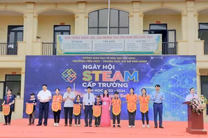 Các đại biểu cùng Ban tổ chức trao cờ lưu niệm cho đại diện các đội có gian hàng trưng bày sản phầm Steam.