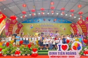 Các em lớp 1 Trường tiểu học Đinh Tiên Hoàng (TP Việt Trì) trong ngày tựu trường.