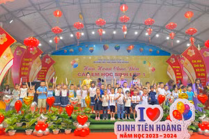 Các em lớp 1 Trường tiểu học Đinh Tiên Hoàng (TP Việt Trì) trong ngày tựu trường.