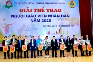 Lãnh đạo Sở GD&ĐT Vĩnh Phúc trao cờ lưu niệm cho các đơn vị tham gia giải. Ảnh: Trà Hương