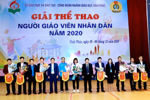 Lãnh đạo Sở GD&ĐT Vĩnh Phúc trao cờ lưu niệm cho các đơn vị tham gia giải. Ảnh: Trà Hương