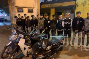 Nhóm thanh niên mang theo hung khí bị lực lượng Công an triệu tập. Ảnh: Công an Vĩnh Phúc