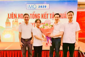 Ông Nguyễn Văn Huyến (thứ 2 từ phải sang) động viên em Chu Thị Thanh.