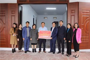 Lãnh đạo ngành GD&ĐT Vĩnh Phúc trao tiền hỗ trợ xây nhà cho giáo viên Nguyễn Chí Thanh. 