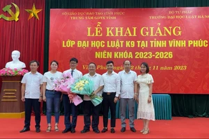 Tập thể lớp đại học Luật K9 tặng hoa lãnh đạo Trung tâm GDTX Vĩnh Phúc và Trường ĐH Luật Hà Nội.