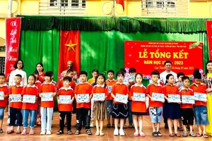 Trường TH thị trấn Lập Thạch khen thưởng học sinh có thành tích trong năm học.