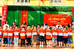 Trường TH thị trấn Lập Thạch khen thưởng học sinh có thành tích trong năm học.