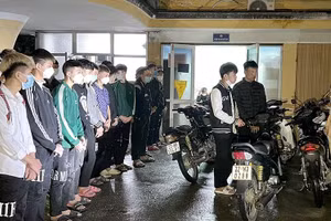 Nhóm thanh, thiếu niên lạng lách, đánh võng, bốc đầu trên đường phố được đưa về trụ sở Công an.