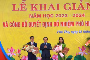 Bộ trưởng, Chủ nhiệm UBDT Hầu A Lềnh trao quyết định bổ nhiệm và bổ nhiệm lại cho 2 Phó Hiệu trưởng nhà trường.