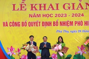 Bộ trưởng, Chủ nhiệm UBDT Hầu A Lềnh trao quyết định bổ nhiệm và bổ nhiệm lại cho 2 Phó Hiệu trưởng nhà trường.