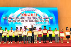 Ban tổ chức trao giải cho các đội tham gia giao lưu.