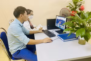 Cán bộ Trung tâm Kiểm soát bệnh tật tỉnh Vĩnh Phúc cập nhật thông tin trên website để tư vấn cho người đăng ký thực hiện xét nghiệm HIV tại nhà.