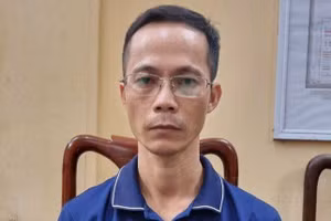 Nguyễn Tuấn Hùng bị bắt giữ. (Ảnh: Công an tỉnh Tuyên Quang)