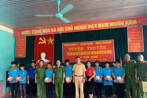 Các đơn vị Công an trao tặng mũ bảo hiểm cho các em học sinh trường THCS xã Bình Yên (Sơn Dương). 